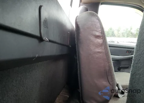 2000 Chevrolet Silverado K1500 from USA, damaged, VIN 1GCEK14W8YE333596